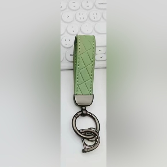 Leather Car Keychain, Car Automotive Key Chain With Anti-Lost D-Ring, GREEN - Picture 1 of 3